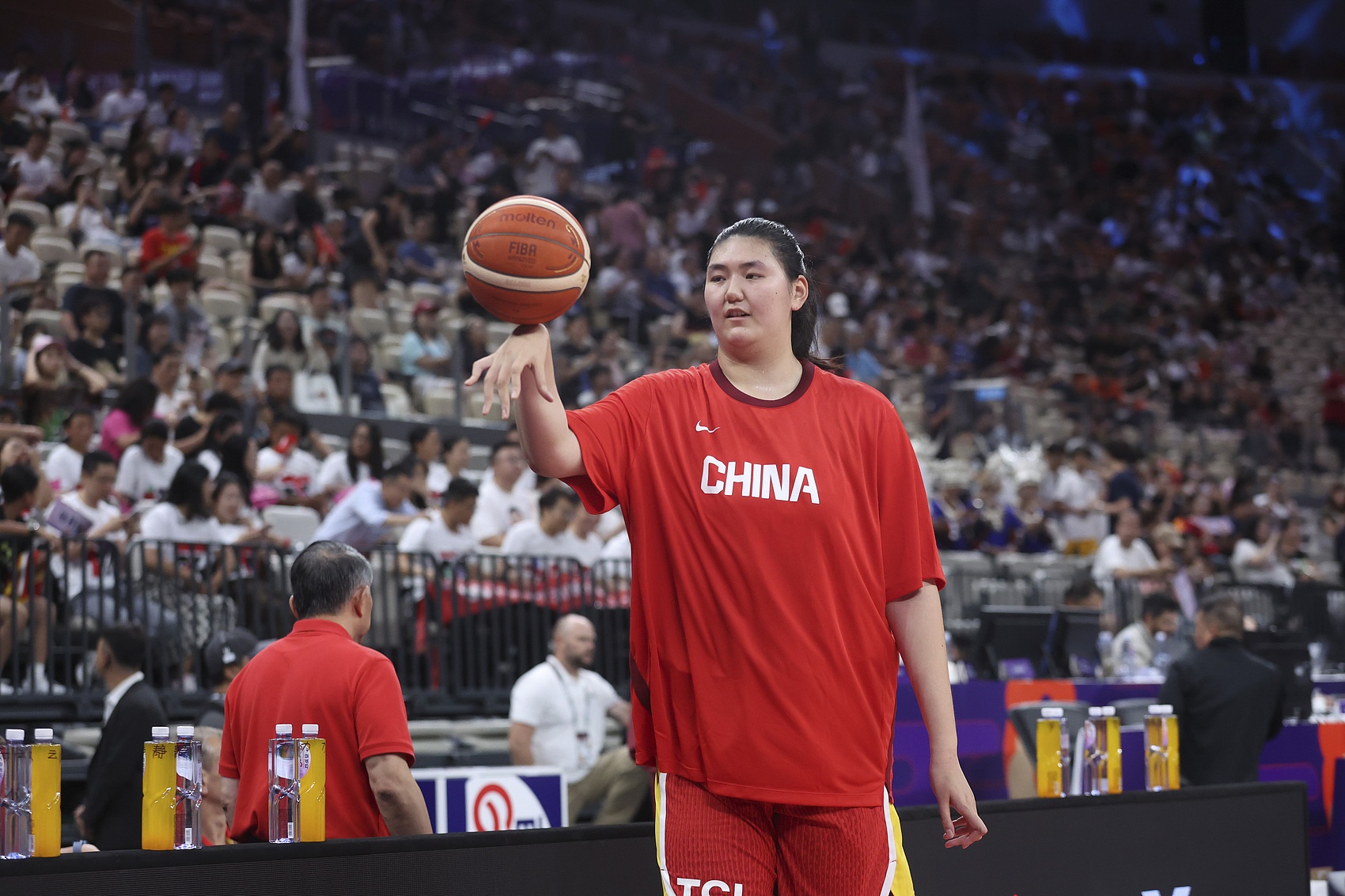 官方网站-媒体人：张子宇是双刃剑 提供高效个人进攻 但影响全队的攻防发挥